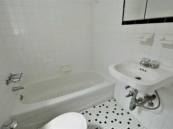 5th image of 305 W 45th St APT 2N