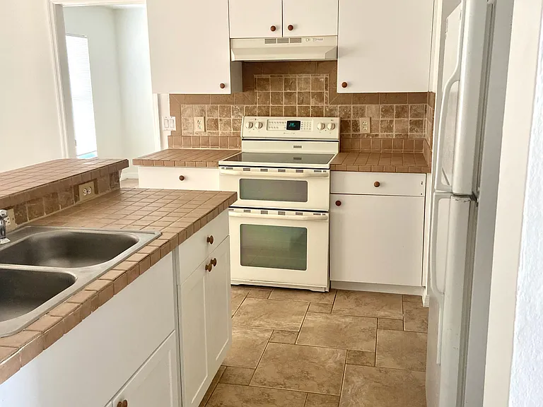 1241 Ermine St E — Photo 10