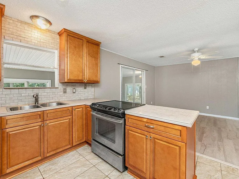 110 Green Dr — Photo 20