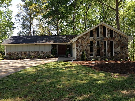 2nd image of 2866 Castle Dr