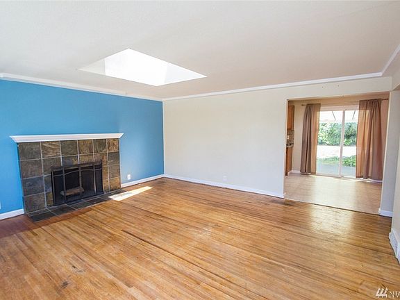 3rd image of 2307 Bridgeport Way W