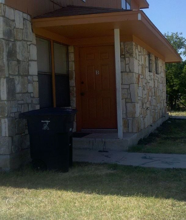 2nd image of 505 Longhorn Cir APT D