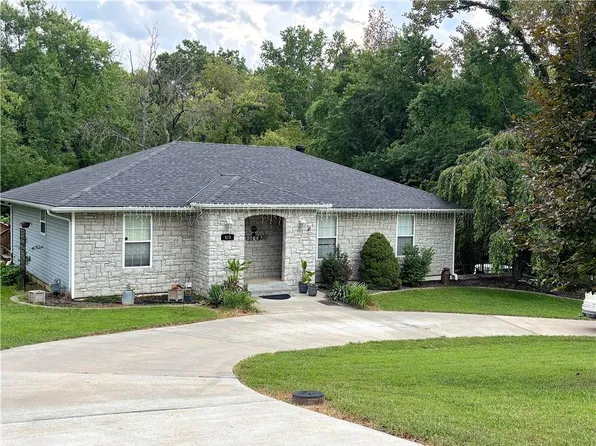 919 Shawnee St, Tonganoxie, KS 66086