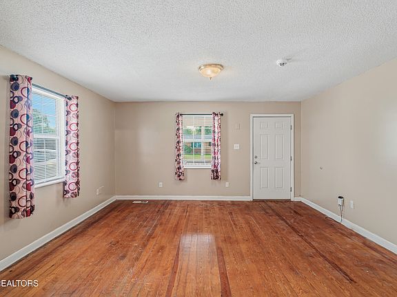 3rd image of 835 Cherry St