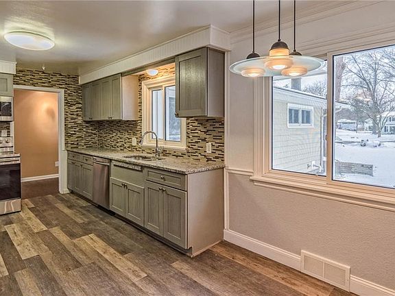 3rd image of 5 Torwood Cir
