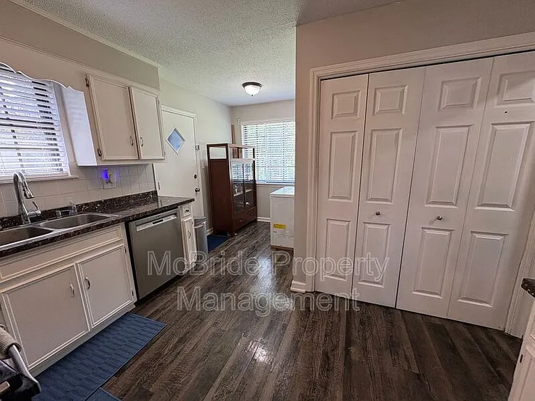 4409 Roxbury Dr — Photo 7
