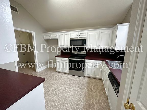 5th image of 801 Oak Dr