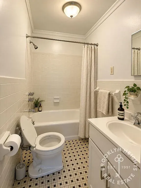 203 Clinton Street — Photo 4