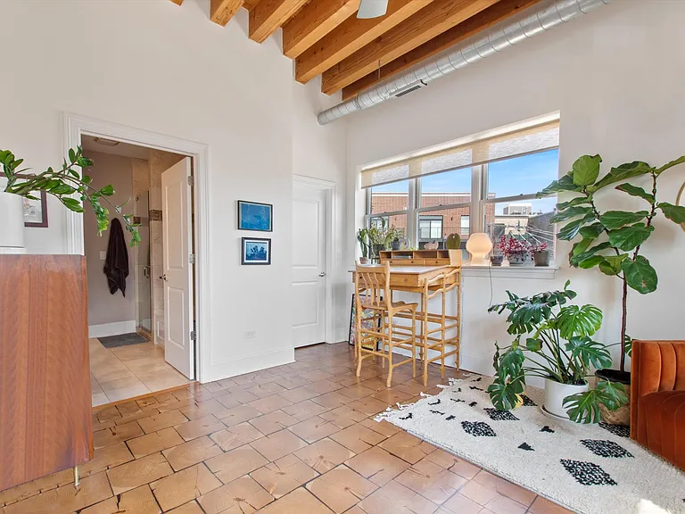 2310 W Nelson St #301 — Photo 10