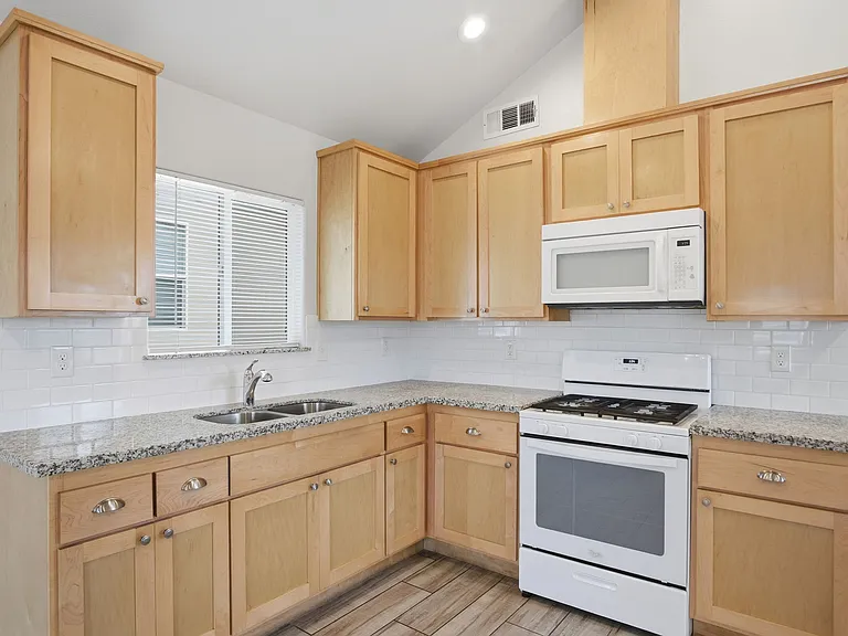 15603 August Ave — Photo 7