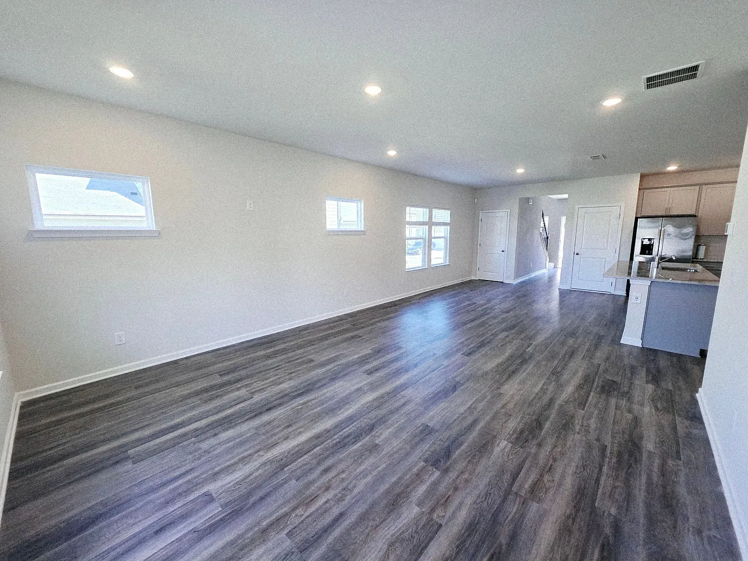 5 bed, 2432 sqft, $2,900 — Photo 4