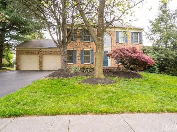 11 Adams Rd, Kendall Park, NJ 08824