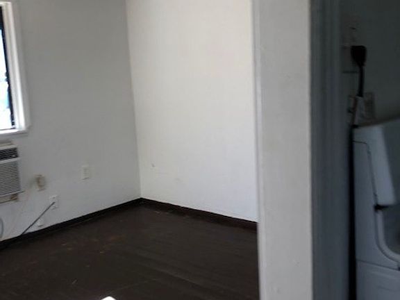3rd image of 1501 N Dixie Blvd #D