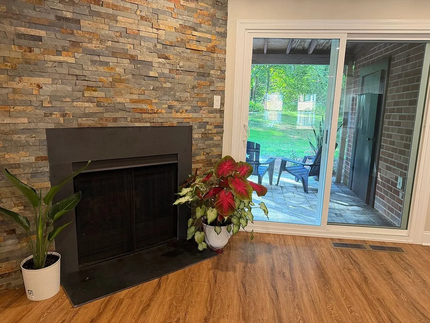 Stunning 2-Bed/2-Bath in Olde Colonial Greene. Available NOW! — Photo 3