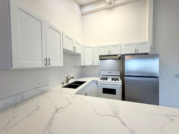 5th image of 370-72 E Hillsdale St #372-B