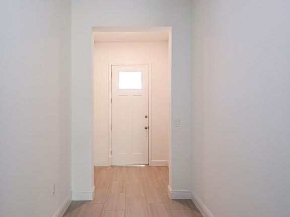 Foyer, high ceilings