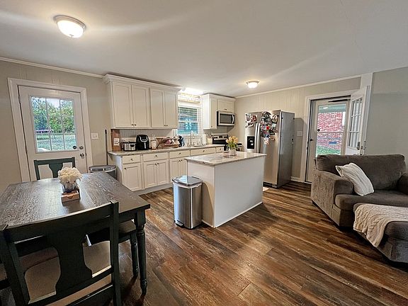 4th image of 276 Lakeside Dr