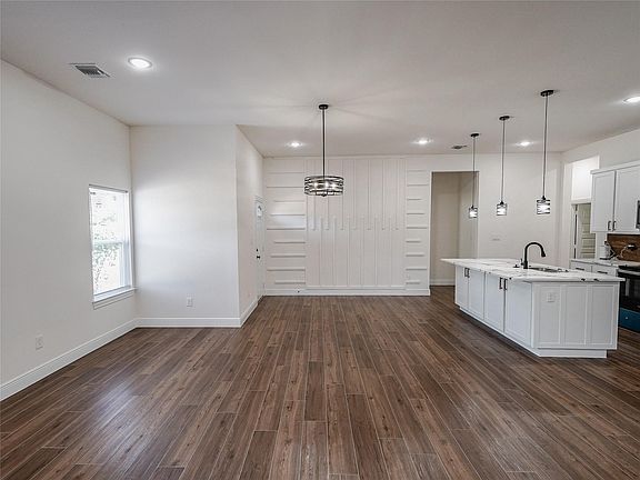 4th image of 4206 Colonial Ave
