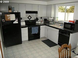 1st image of 565 NE 40th Ave