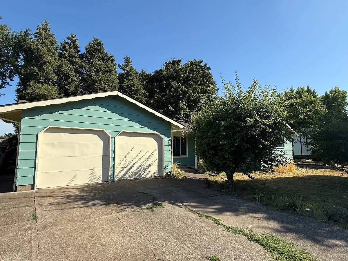 5 bed, 1951 sqft, $2,995 — Photo 2