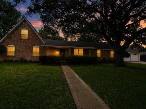 1622 Twin Island Dr, Lockhart, TX 78644