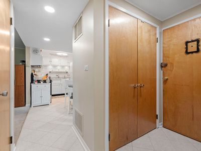 5540 Walnut Ave APT 27A, Downers Grove, IL, 60515