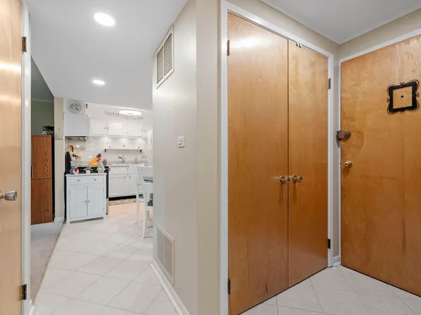 5540 Walnut Ave APT 27A, Downers Grove, IL 60515