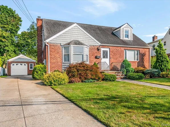 10 Greenville Court, East Rockaway, NY 11518