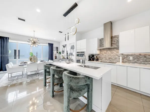 10465 NW 66th St, Doral, FL 33178