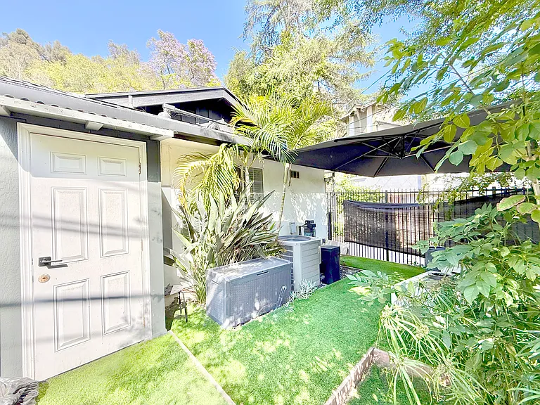 1340 Benedict Canyon Dr — Photo 10