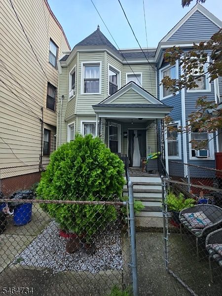 1st image of 825 Ridge St
