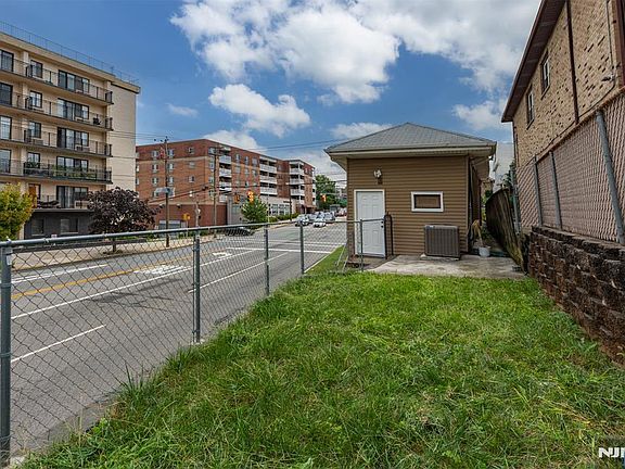 5th image of 418 E Brinkerhoff Ave