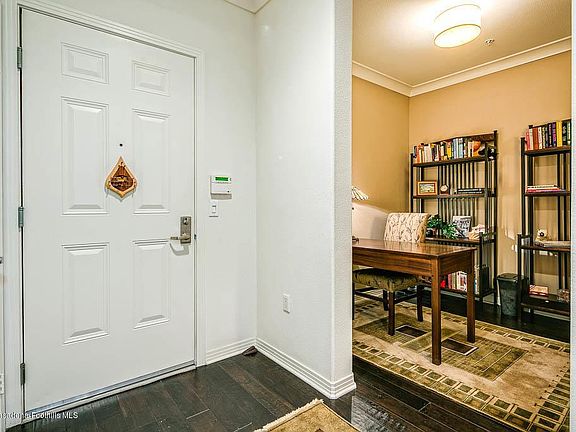 4th image of 931 E Walnut St Unit 207