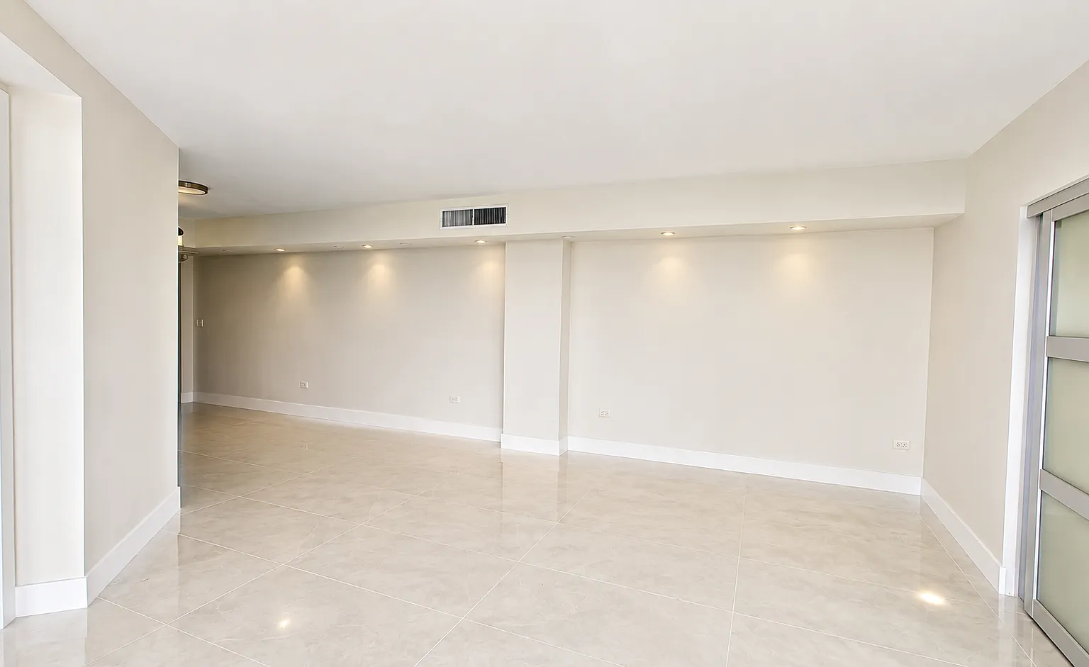 2 bed, 990 sqft, $3,650 — Photo 2