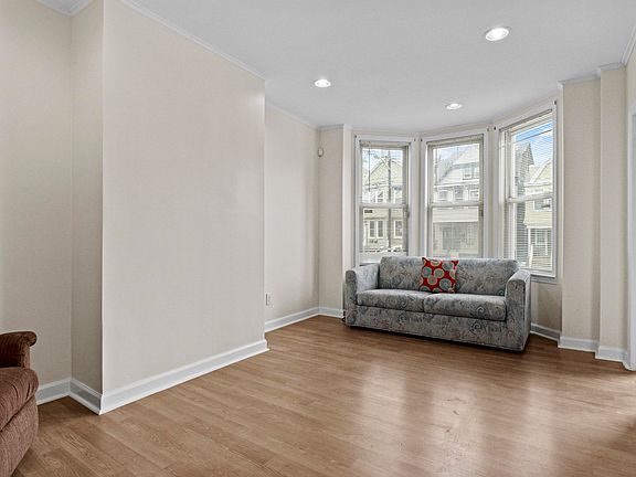 4th image of 292 Union St