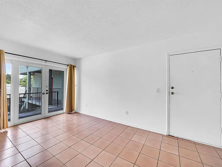 1005 SW 15th Ave #10 — Photo 6