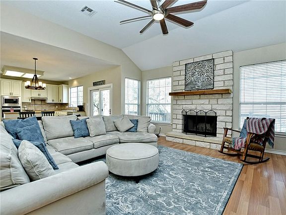 3rd image of 301 Palomino Pl