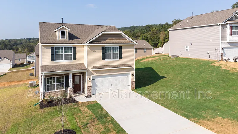 Building Photo - 4831 Birchcrest Ln