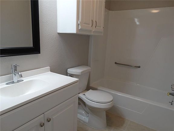 3rd image of 406 E Pecan St