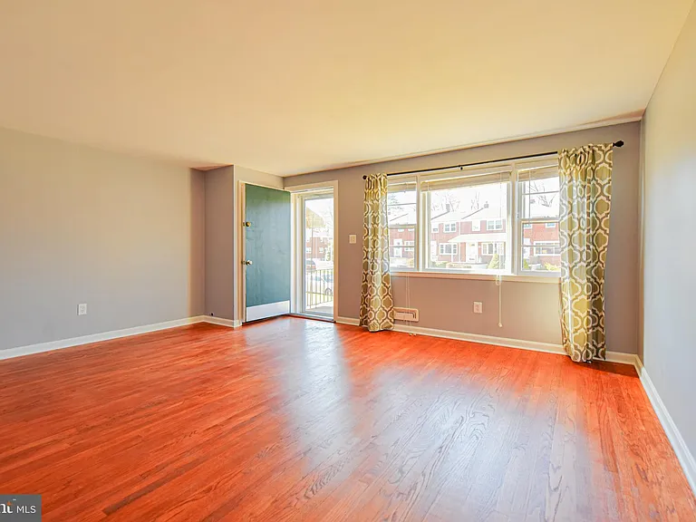 1130 Linden Ave — Photo 4