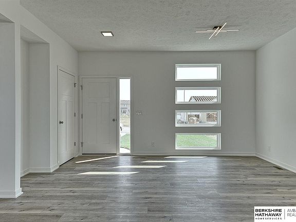 4th image of 11909 S 112th St