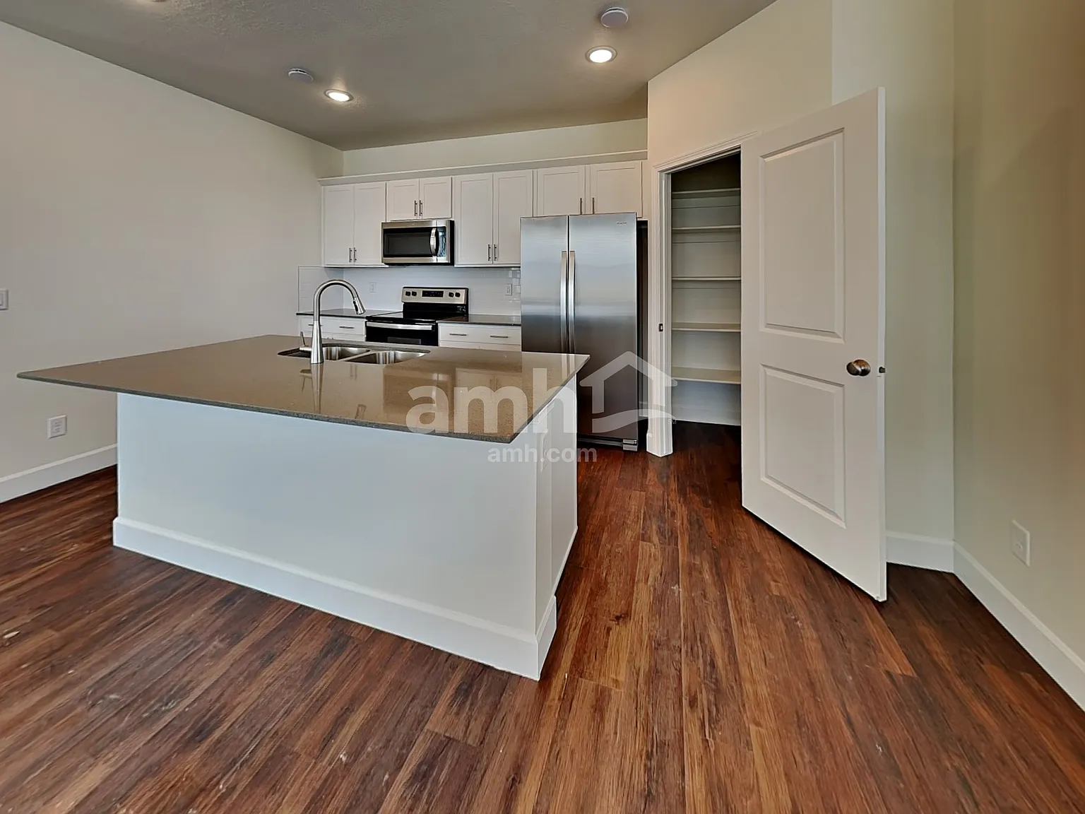 4 bed, 3.5 bath, 2650 sqft, $2,770 — Photo 4