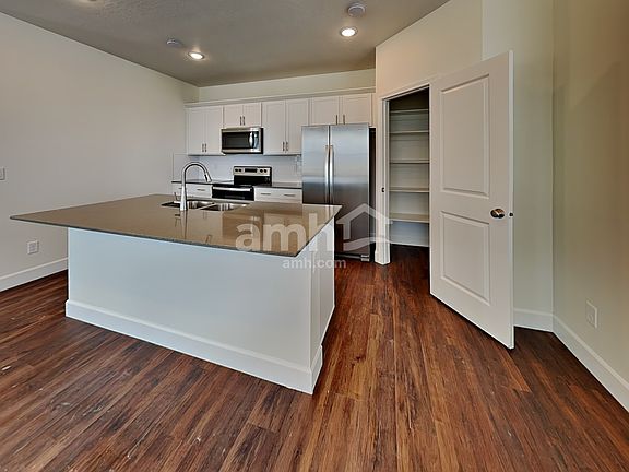 4th image of 11016 S Trocadero Ave