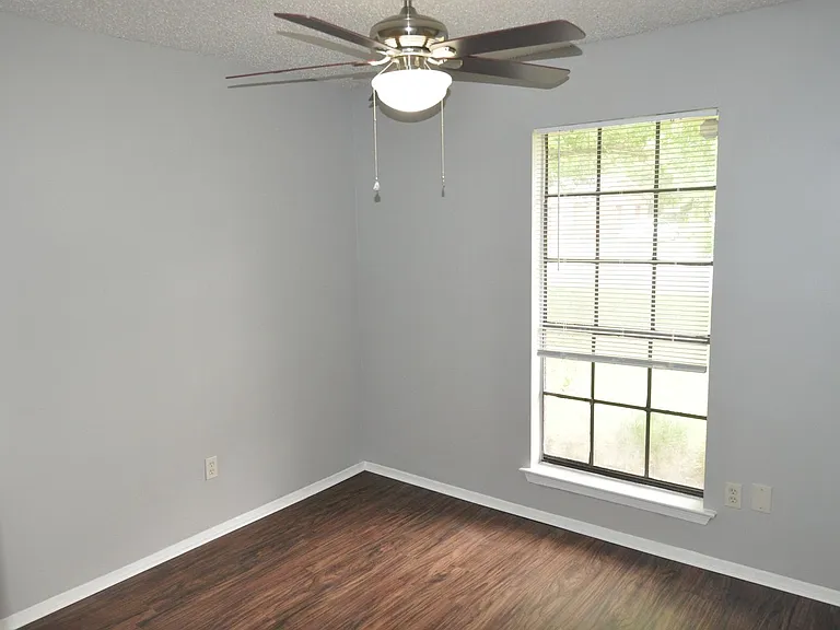 220 Joyce St — Photo 9
