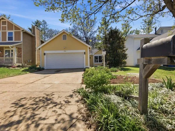 704 Ginger Wood Ct, Ballwin, MO 63021