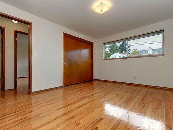 5th image of 4416 28th Pl W
