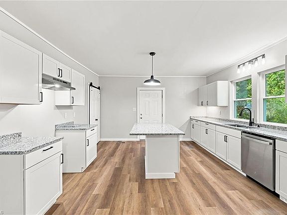 2nd image of 1108 Hawthorne Ln