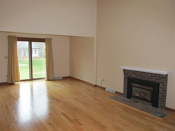 4th image of 14 Baybridge Dr
