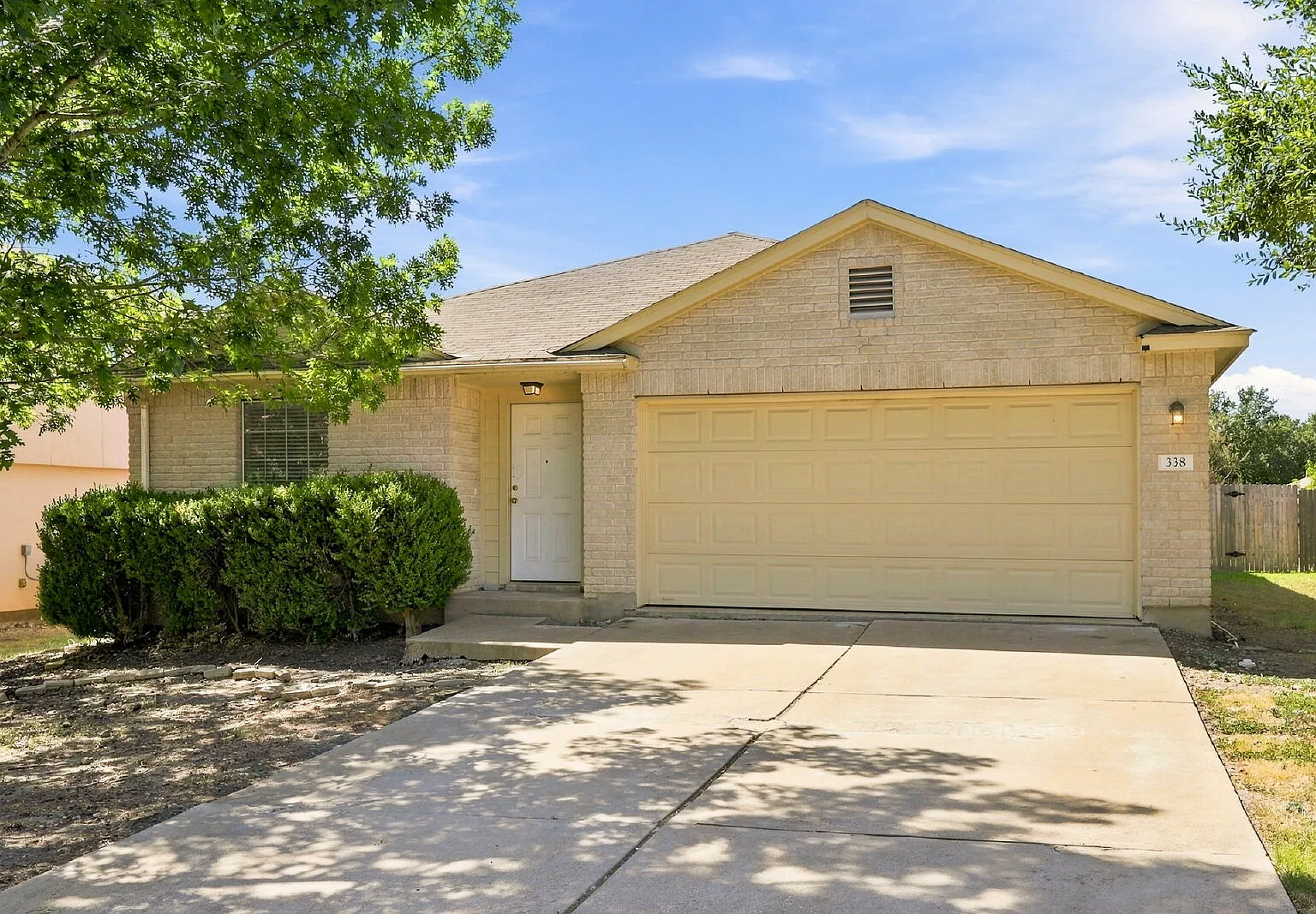 4 bed, 2.0 bath, 2047 sqft, $2,200 — Photo 2