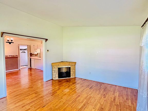4th image of 2403 Diana Ave